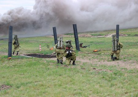 Огнеметные подразделения общевойсковой армии ЗВО поразили укрепленные позиции «противника» в Ленинградской области