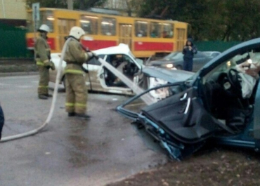 При лобовом столкновении двух автомобилей в Барнауле пострадали люди