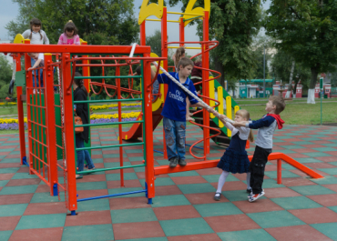 В Звенигороде на детской площадке травмируются дети