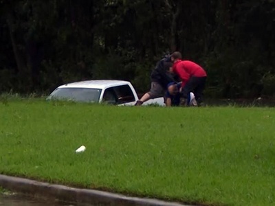 Видео: Журналист спас водителя тонущего авто во время прямого эфира