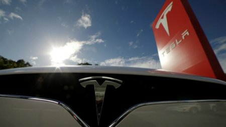 Презентацию грузовика Tesla передвинули на ноябрь