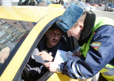 В аэропорту Домодедово таксисты нелегалы заездили полицейского