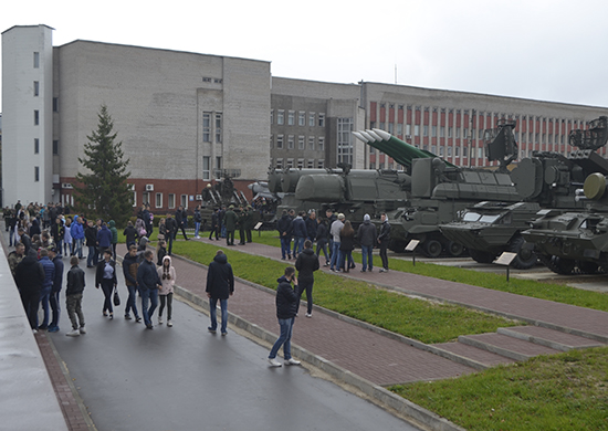 Смоленская академия. Смоленская Военная Академия. Академия противовоздушной обороны Смоленск. Военная Академия Василевского Смоленск. Академия ПВО Смоленск официальный сайт.