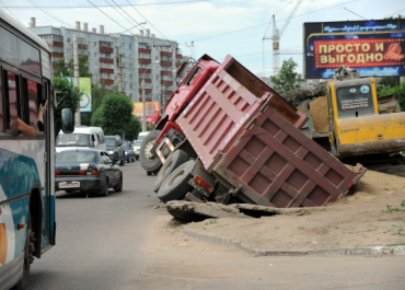 В Москве перевернулась фура с песком