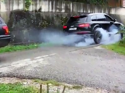 Видео: Audi SQ7 схлестнулась с Jeep Grand Cherokee