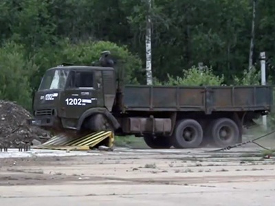 Видео: Как противотаранный барьер разносит КамАЗ вдребезги