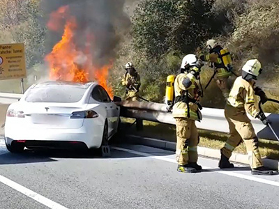 Видео: Сколько нужно пожарных для тушения одного Tesla Model S