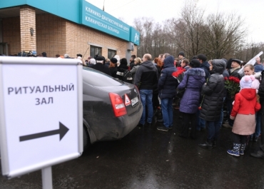 Люд собрались у клиники «Медси» в Подмосковье, дабы откланяться с Задорновым