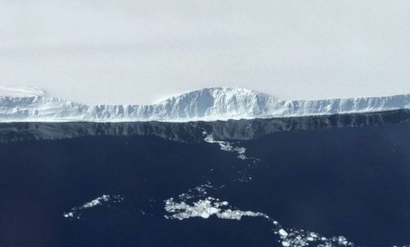 #фото дня | NASA опубликовало фотографии гигантского айсберга, изолировавшегося от Антарктиды