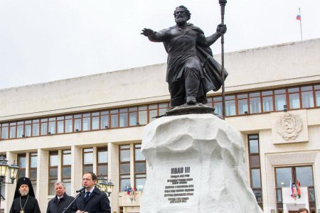 Владимир Мединский открыл в Калуге памятник Великому князю Московскому Ивану III