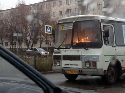 Видео: Маршрутка с огоньком навела страх в Орле