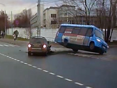 Видео: Пассажиры маршрутки вылетели из окон от удара внедорожника