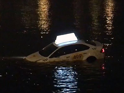 Видео: Таксист в Петербурге решил срезать через реку