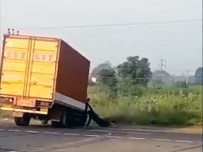 Видео: Взбесившийся грузовик устроил корриду на дороге