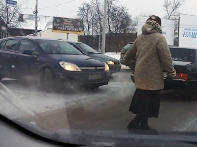 Видео: Бойкая мама помогла сыну проехать забитый перекресток