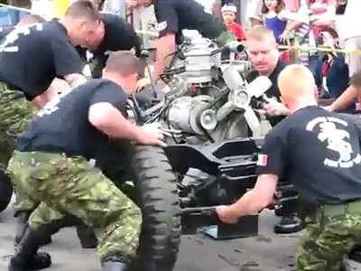 Видео: Военные полностью разбирают «Джип» за минуту