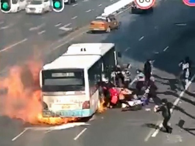 Видео: Перегруженный автобус не выдержал пассажиров