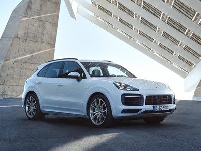 Новый Porsche Cayenne получил гибридную версию