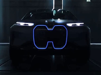 BMW показала тизер электрокара из 2021 года