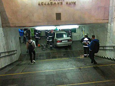 Mazda проехала на «красный» и улетела в подземный переход