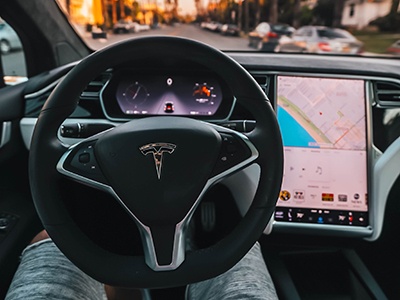 Как полиция США научилась останавливать Tesla на автопилоте