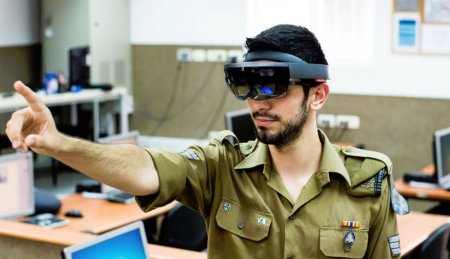 Microsoft HoloLens помогает слепым обнаруживать двери, а военным — врагов