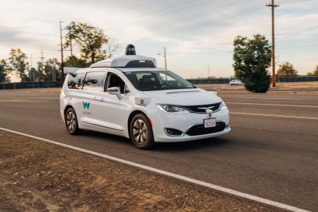 #видео | Waymo обучила свои беспилотные автомобили понимать жесты регулировщиков