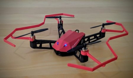 Маленьким квадрокоптером UDrone можно управлять силой мысли