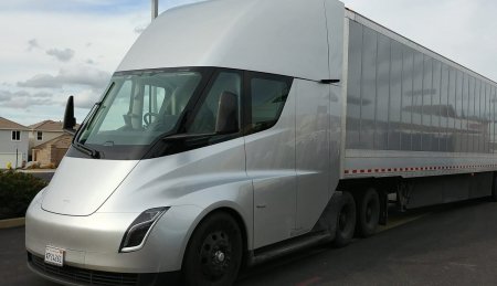 Производство тягача Tesla Semi официально перенесено на 2020 год