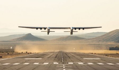 Самый большой в мире самолет Stratolaunch совершил первый полет