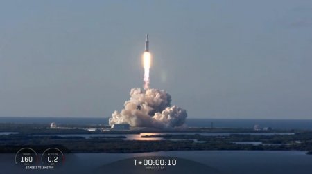 SpaceX провела первый успешный коммерческий запуск сверхтяжелой ракеты Falcon Heavy