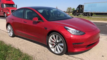 Замена колеса на Tesla Model 3 будет стоить вам…