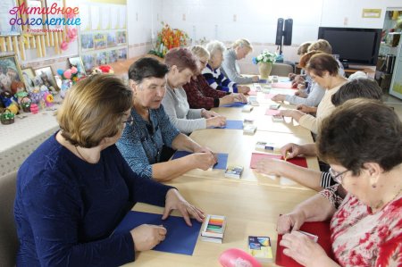 Участники проекта "Долголетие в Подмосковье" посетили мастер-класс по живописи сухой пастелью на тонированной бумаге