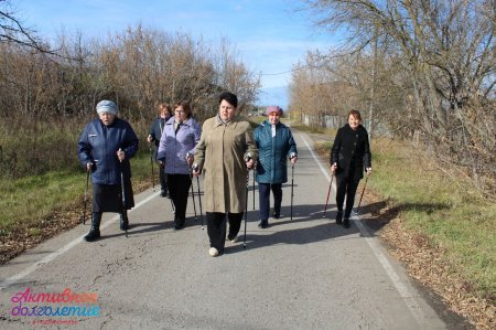 Участники проекта "Долголетие в Подмосковье" регулярно посещают занятия по скандинавской ходьбе