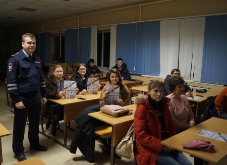 В Серебряных Прудах госавтоинспекторы напомнили будущим водителям о необходимости соблюдать ПДД