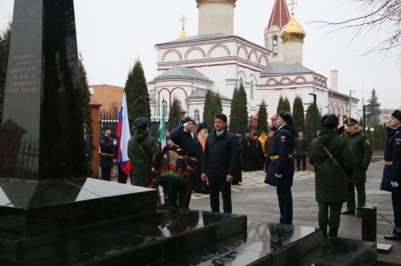 Возложение цветов к Братской могиле