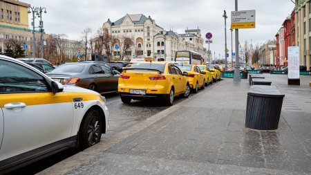 Московский Дептранс поможет таксистам