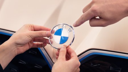 Почему новый логотип BMW безнадежно плох