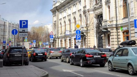 Депутат назвал "ужасным цинизмом" платные парковки для врачей