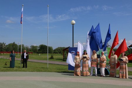 Торжественная церемония подъема государственного флага