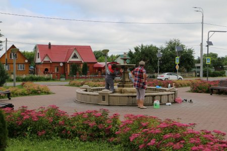 Сотрудники МУП "БДХ" провели обслуживание фонтана в р.п. Серебряные Пруды