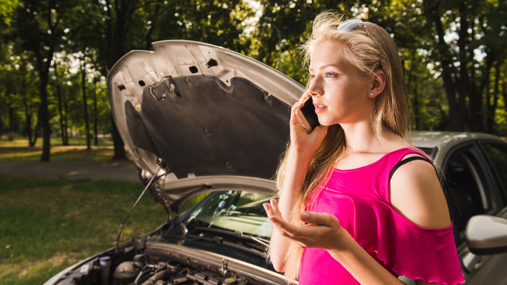 Emily broke car. Блондинка сломалась машина. Картинки смешные курящая блондинка у разбитой машины. Angel Youngs car.