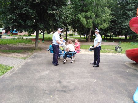 Сотрудники ОГИБДД провели акцию для детей и родителей в жилых зонах и дворовых территориях