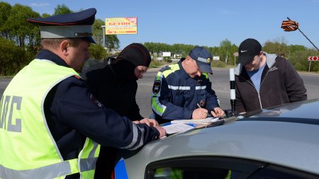 Какими уловками и зачем гаишники выманивают честных водителей из машины