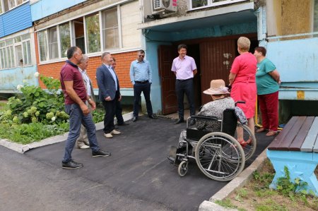 Глава городского округа О.В. Павлихин проверил ход работ по благоустройству дворовых территорий в с. Узуново