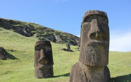 Где находится остров Пасхи и куда пропало его коренное население?