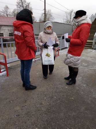 Волонтеры Подмосковья продолжают вежливо напоминать пассажирам о масках