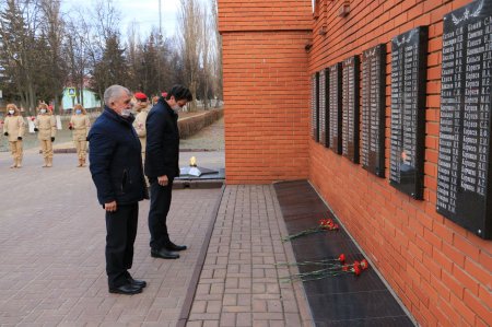 Глава округа возложил цветы к Братской могиле