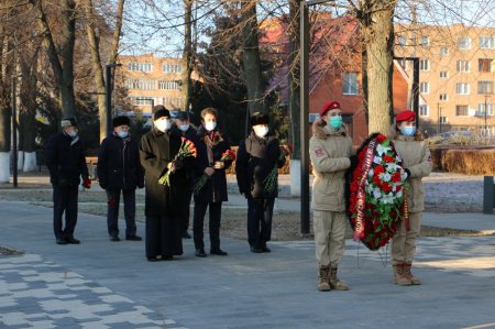 Глава округа возложил цветы к Братской могиле в честь 79-летия со дня освобождения Серебряных Прудов