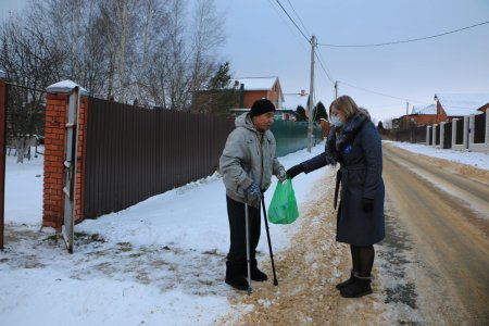 Добровольцы доставили лекарства пенсионеру из Серебряных Прудов.